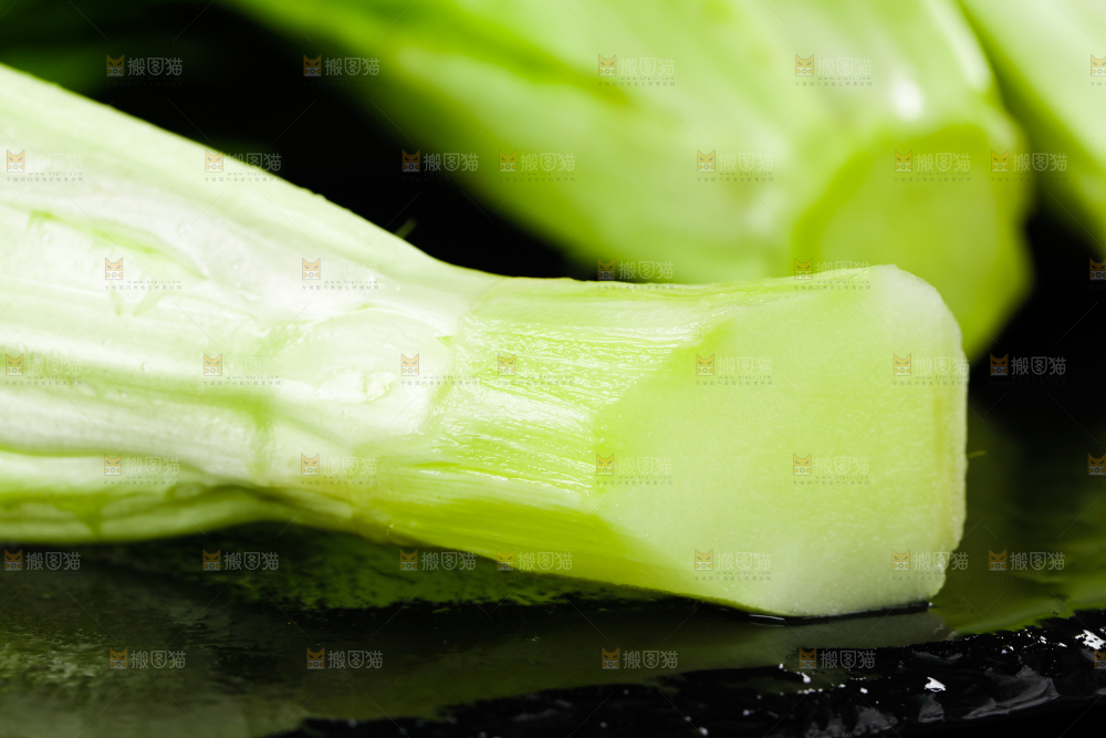 黑底上的油麦菜