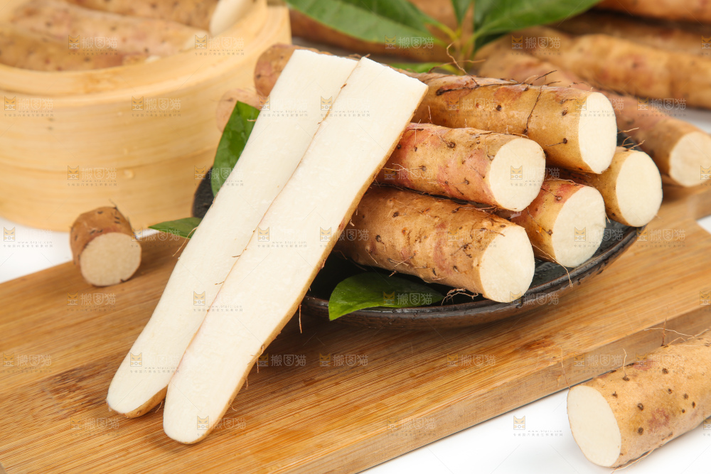 木底上堆放着山药