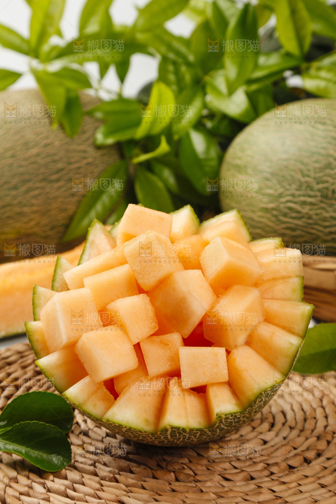木底上放着哈密瓜果肉