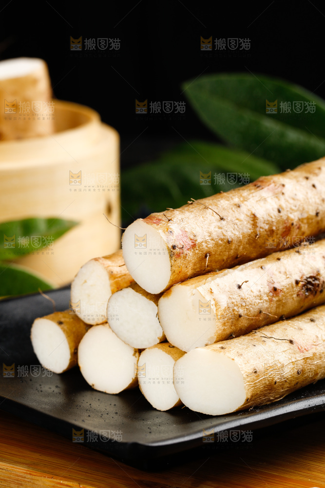 木板上放着淮山药