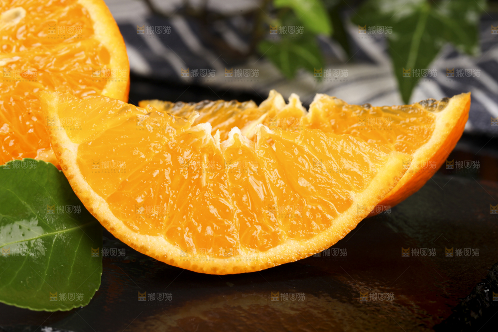 黑底上放着新鲜沃柑橘