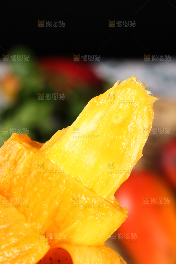深底上放着海南新鲜贵妃芒果核