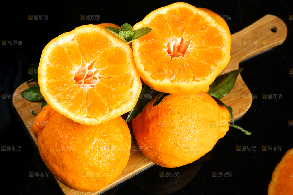 木板上放着四川丑橘