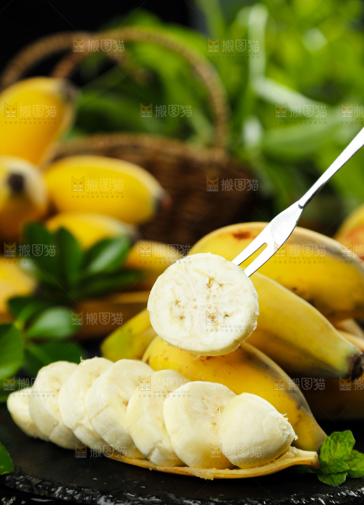 叉子插着广西苹果蕉的果肉