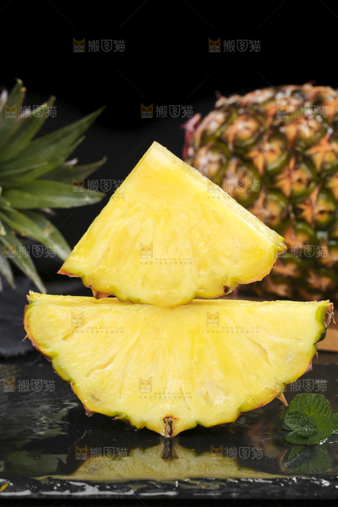 黑底上放着切开的金钻凤梨