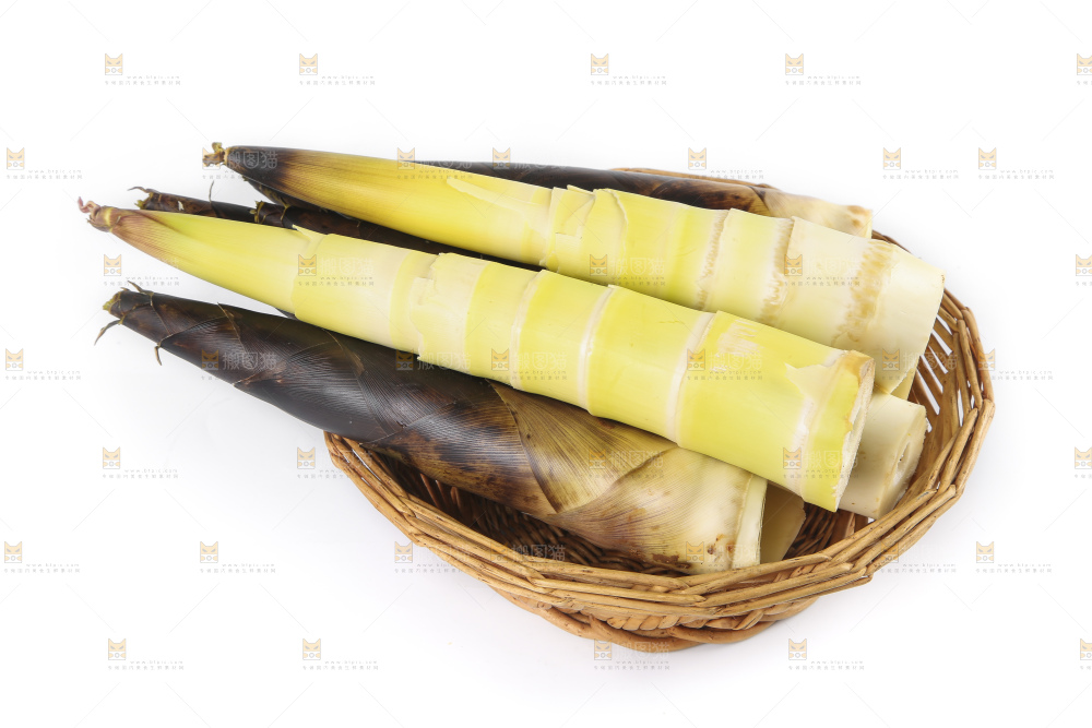 白底上放着一筐新鲜春笋