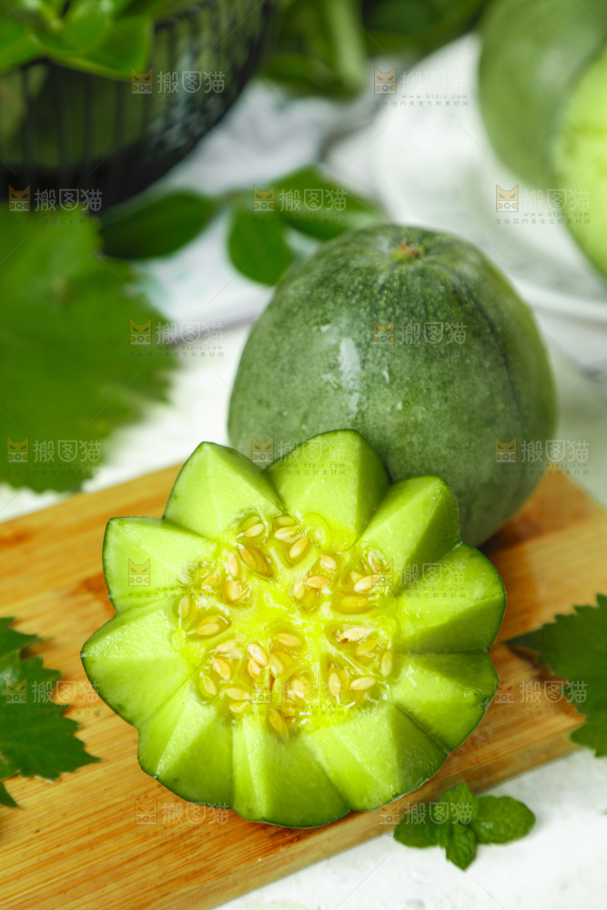木板上放着绿宝石甜瓜