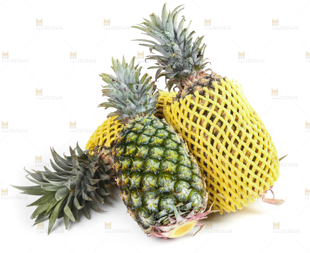 白底上的新鲜凤梨