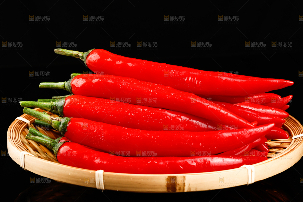 篮子里放着红尖椒