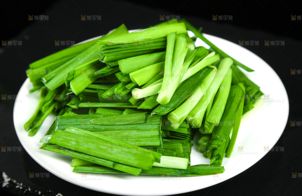 黑底上堆放着韭菜