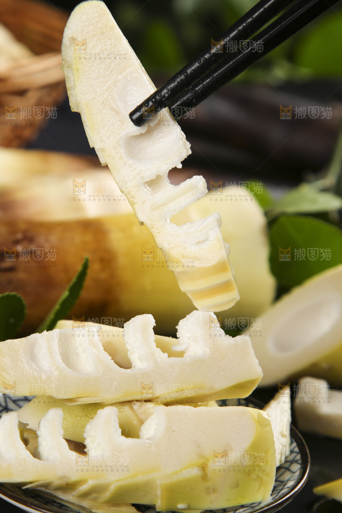筷子夹着切开的春笋片