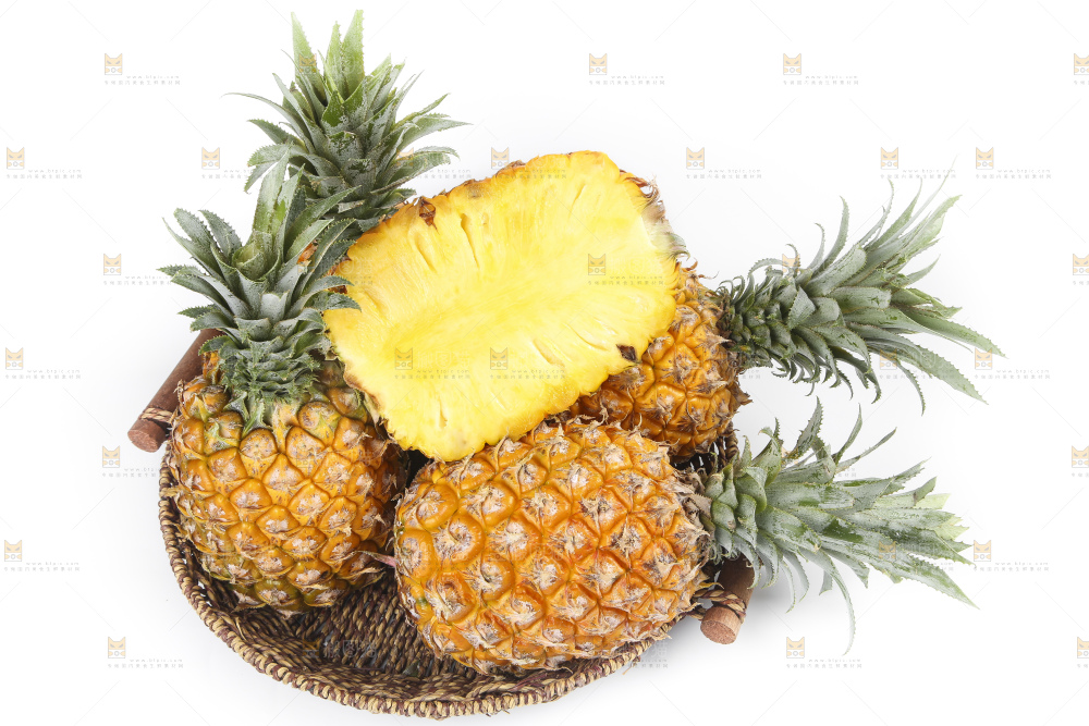 白底上放着一筐新鲜菠萝