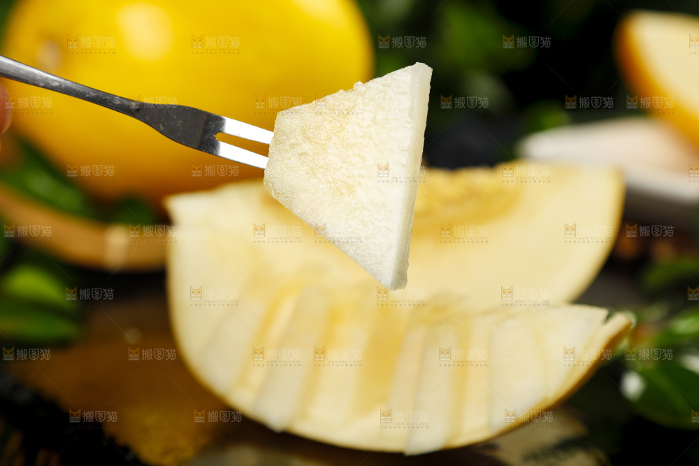 叉子叉着一块黄河蜜瓜果肉