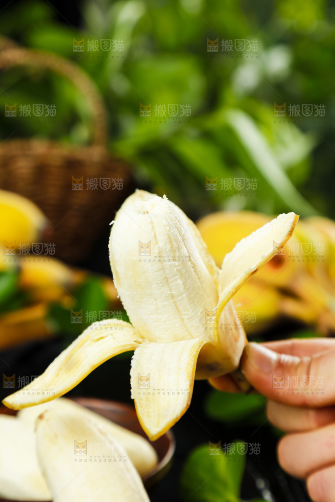 手里削开皮的苹果蕉