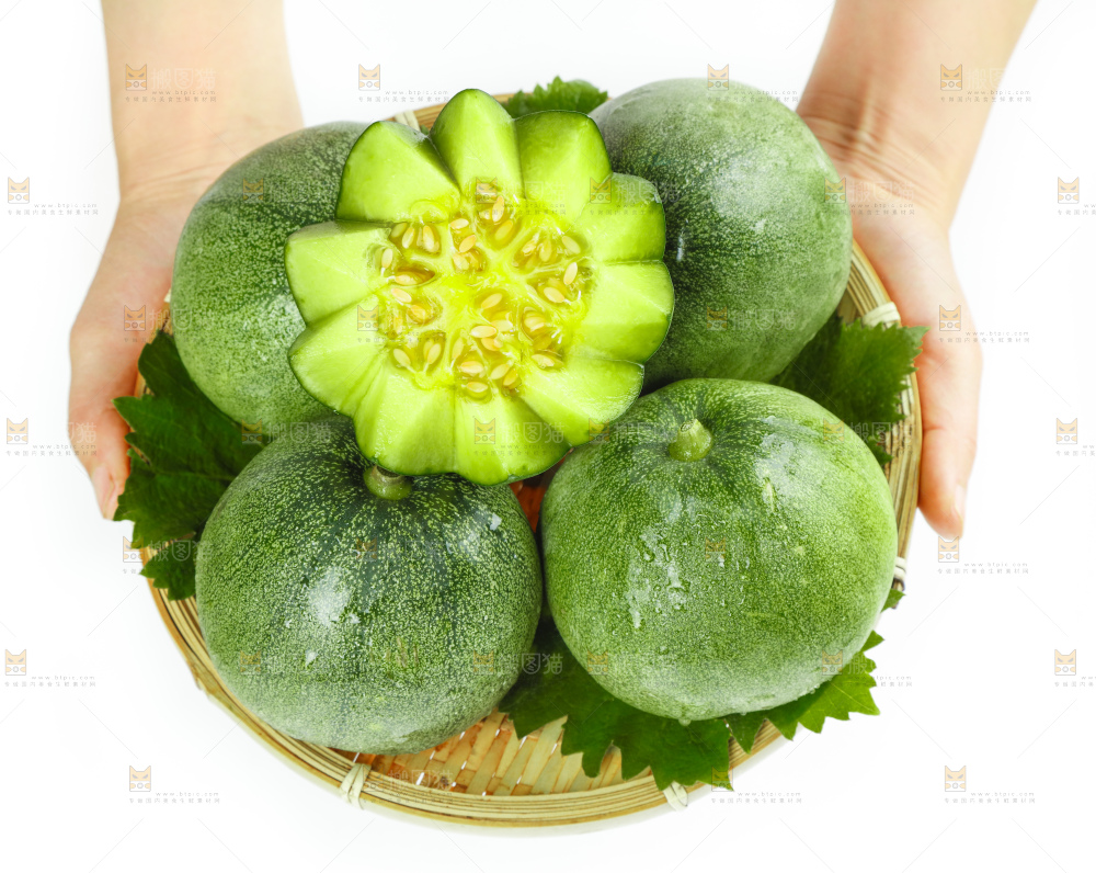 竹篮里装着切开山东绿宝甜瓜