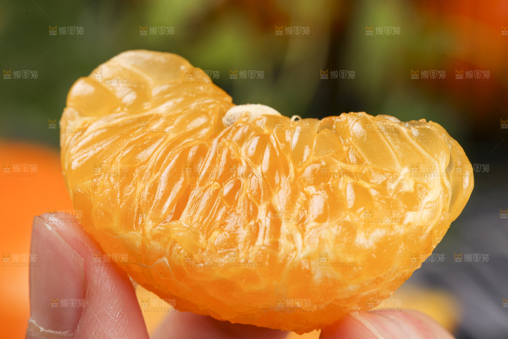 手拿剥皮的沃柑