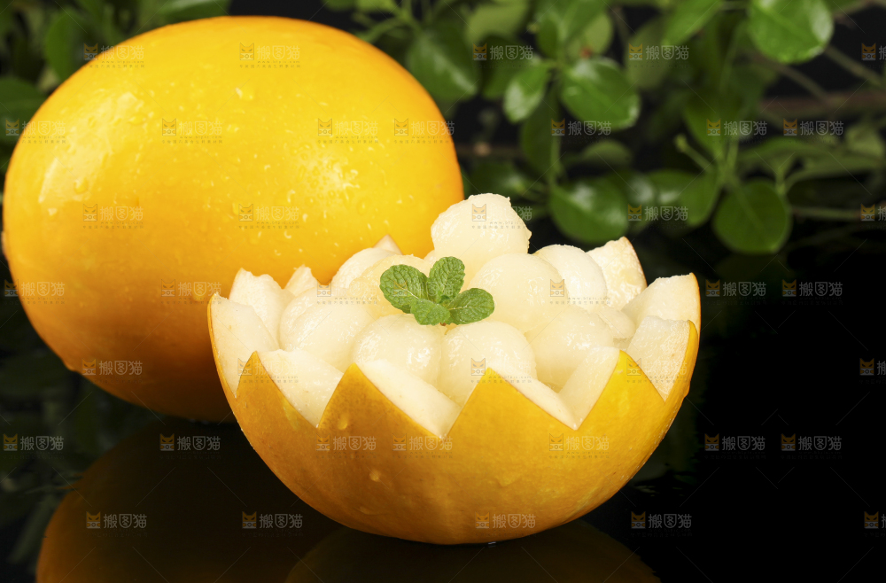 黑底上放着新鲜的黄河蜜瓜