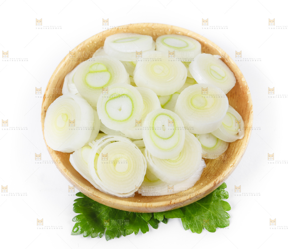 圆碟里切开的大葱
