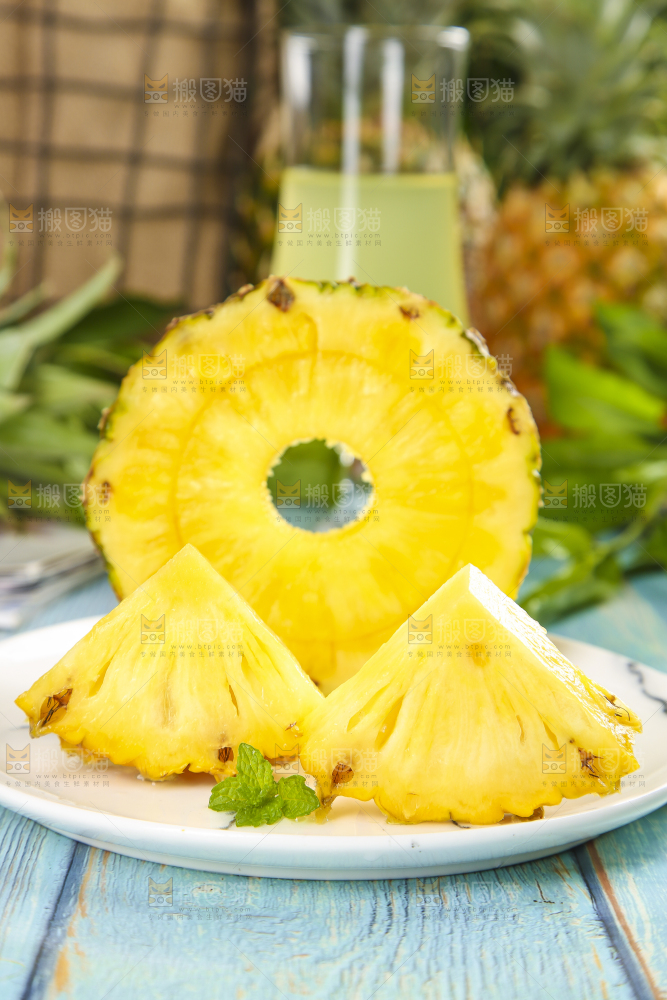 盘子里的凤梨果肉