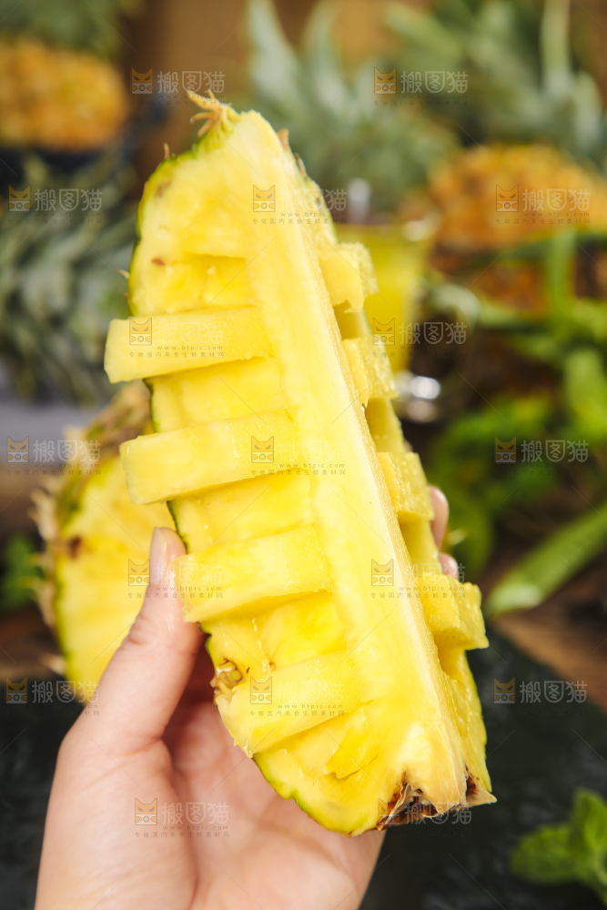 手拿着金钻凤梨