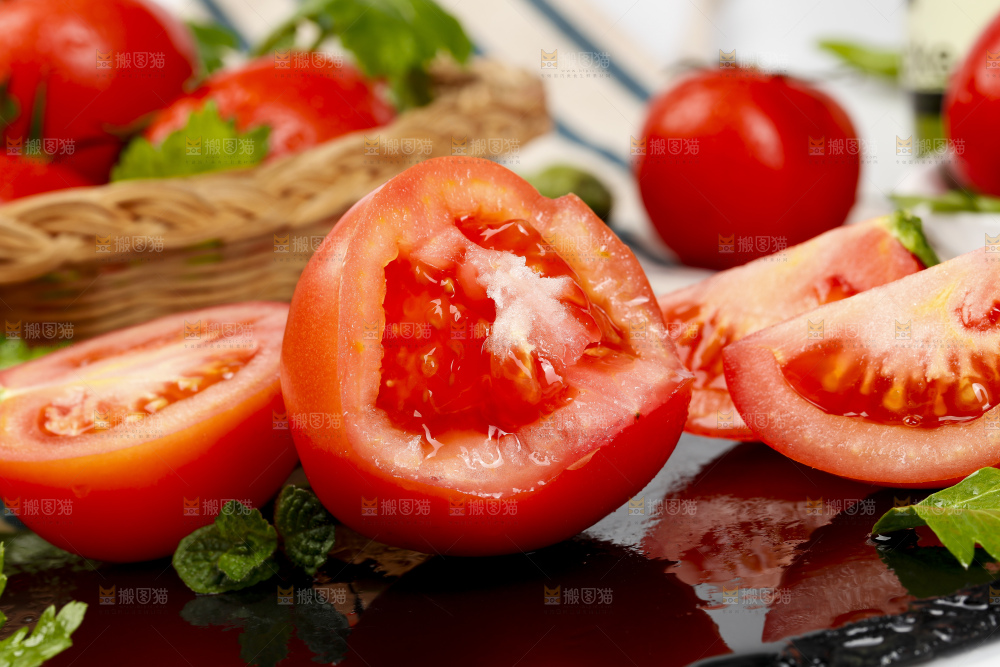 深底上放着番茄