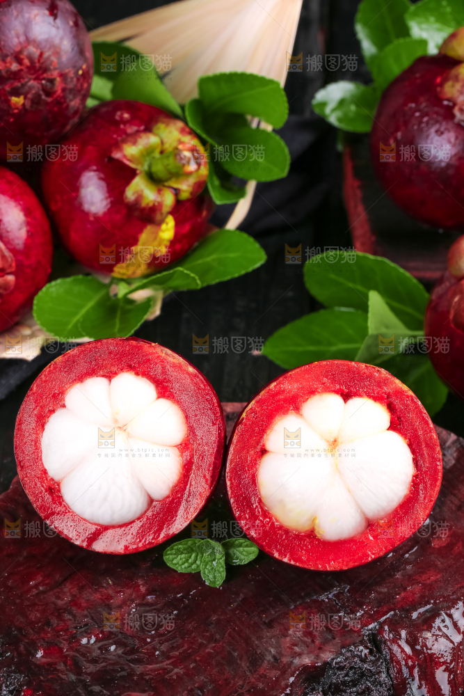 木底上放着切开的泰国山竹