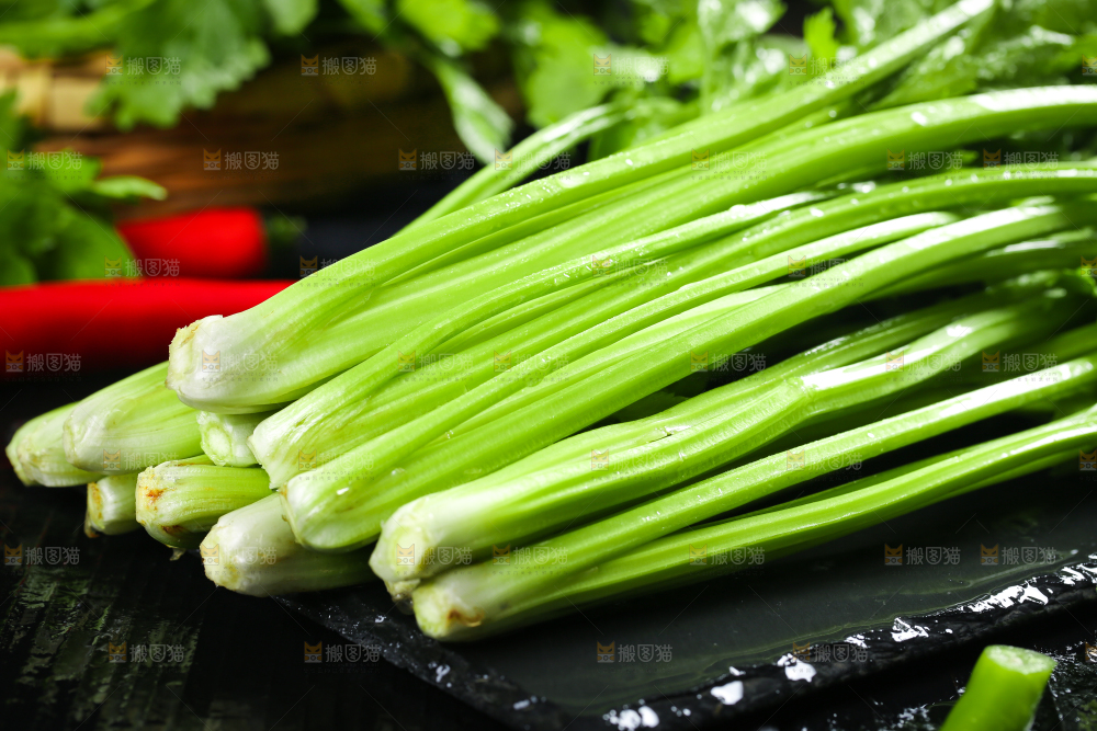 黑底上放着小芹菜