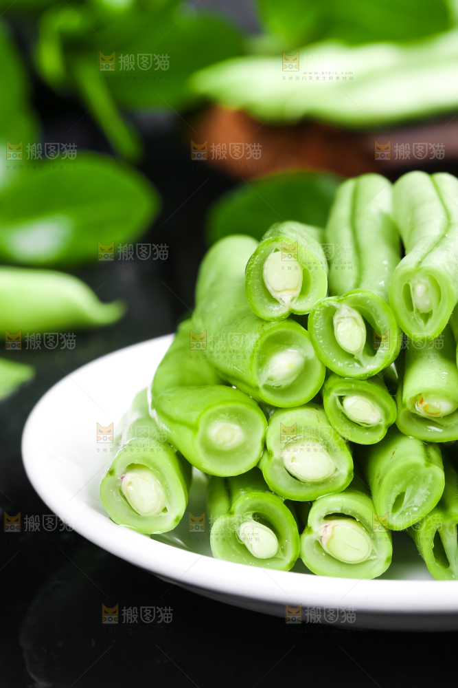 一碗新鲜四季豆放在黑底上
