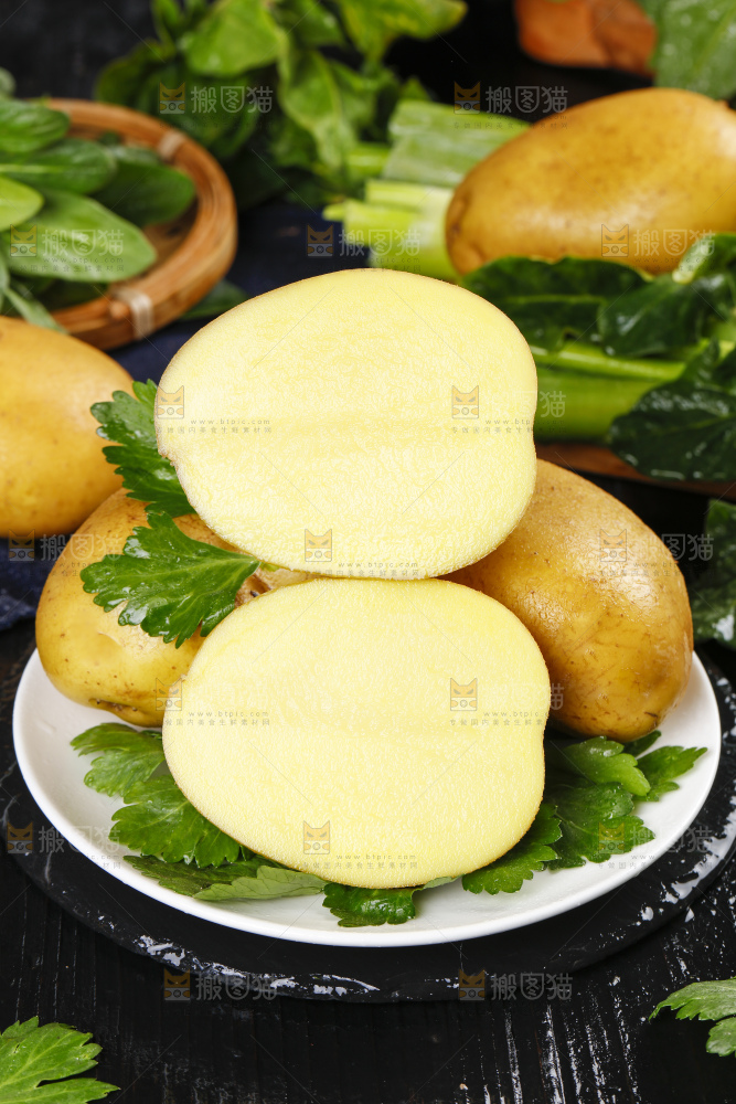 碟子里装着土豆