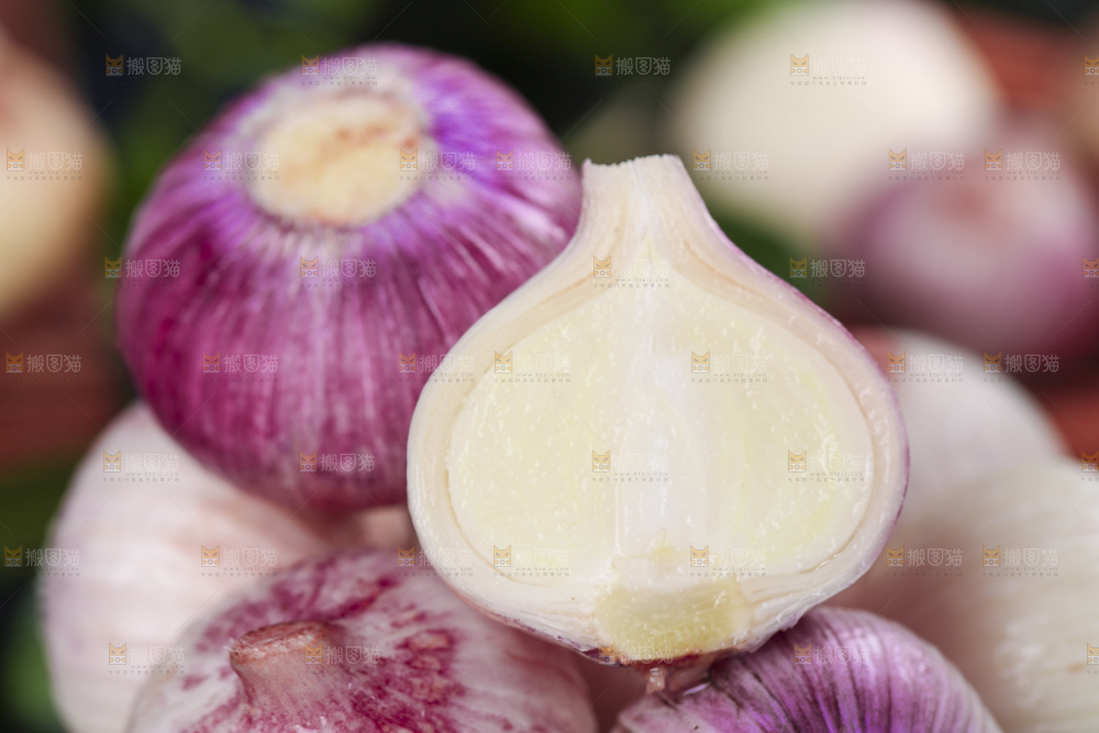 黑底上放着云南紫皮独头蒜