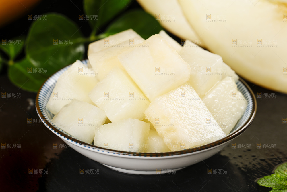 黑底上放着一碗黄金蜜瓜果肉