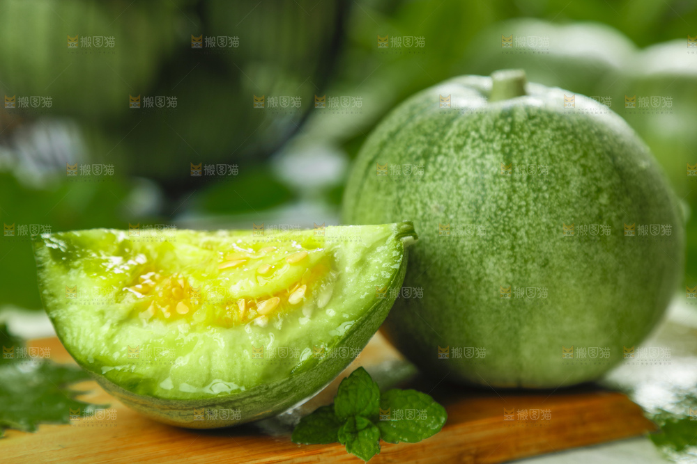 木板上的绿宝甜瓜