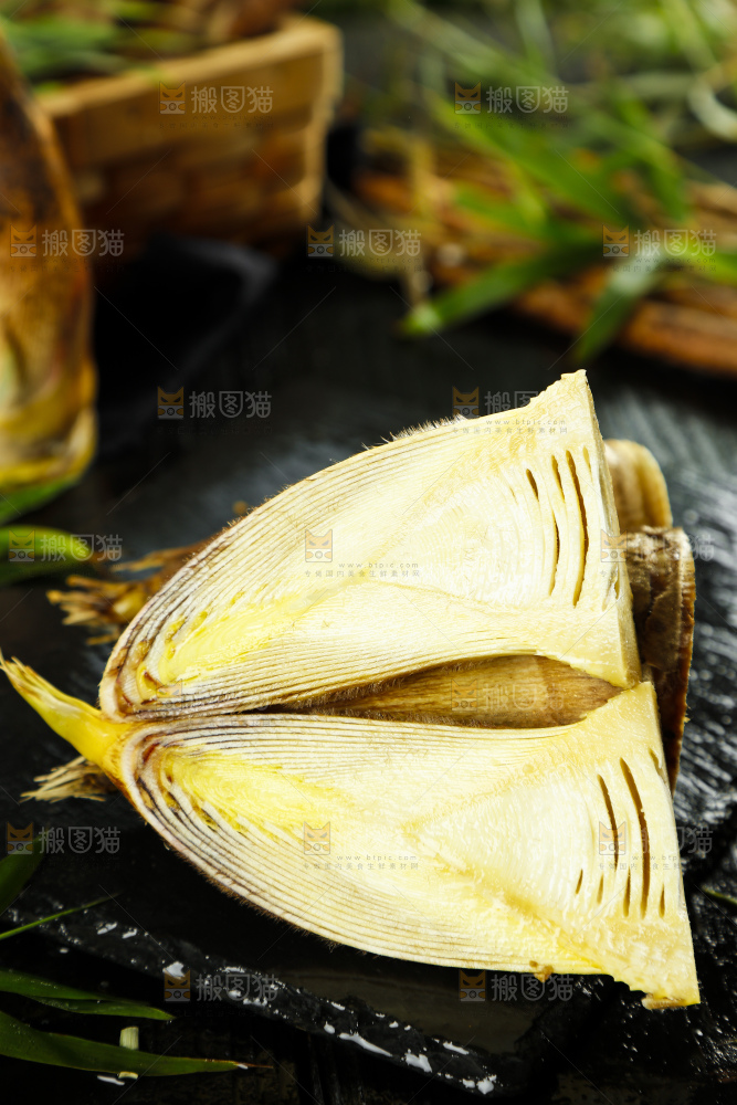 黑石板上放着冬笋