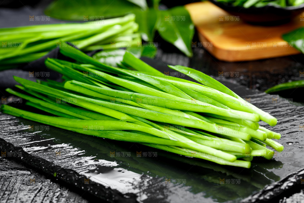 黑石板上的韭菜