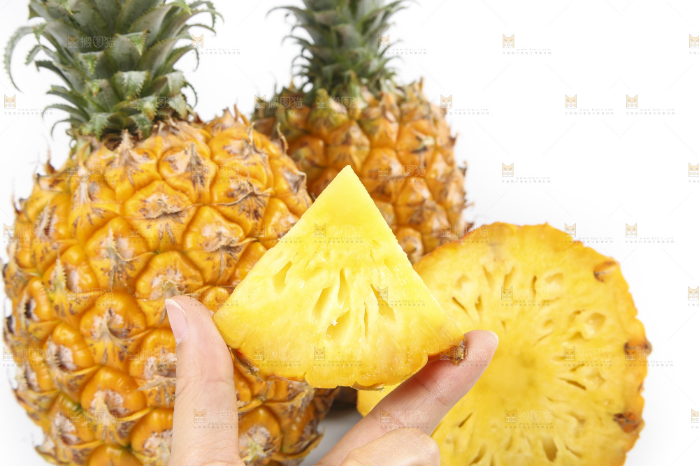 手拿切开的新鲜菠萝