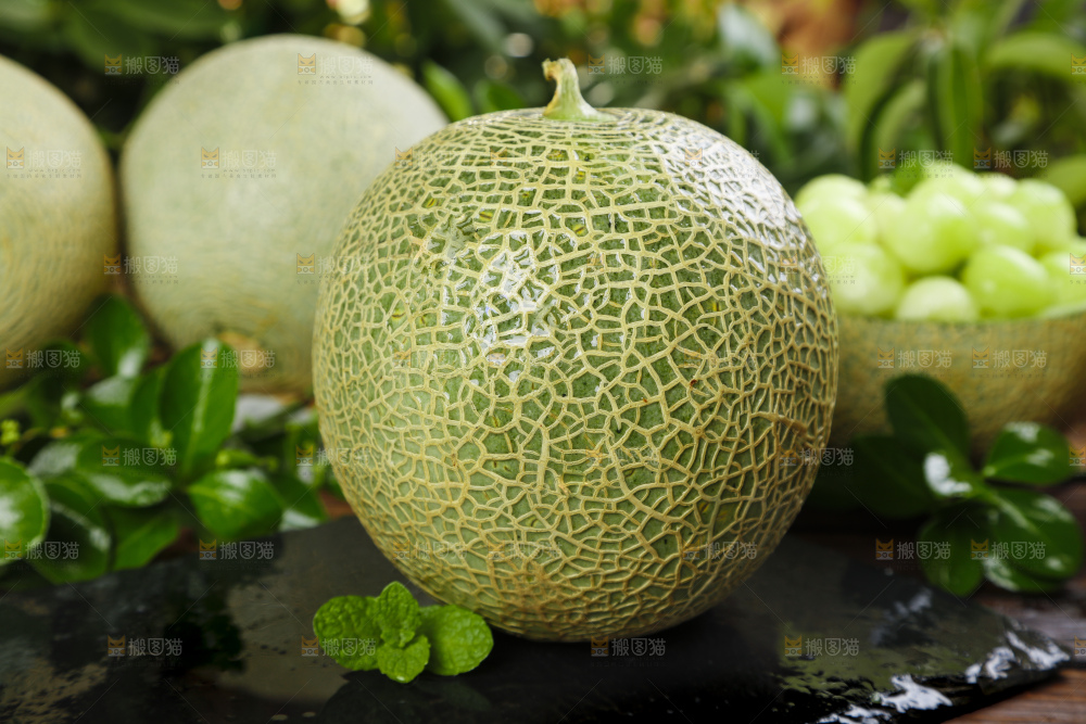 黑底上放着玫珑蜜瓜