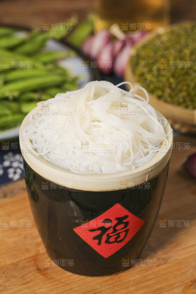 小桶里装着米粉