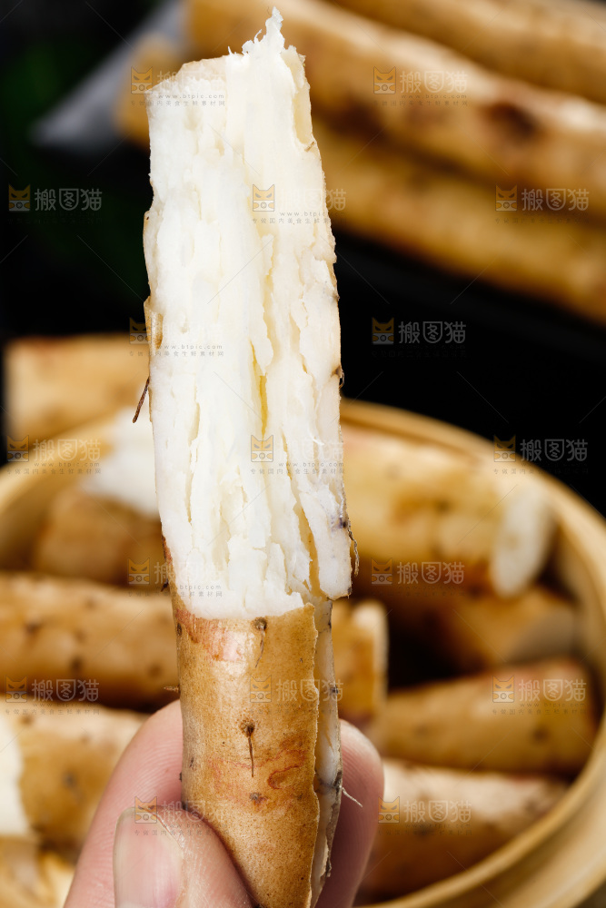 手里拿着怀山药