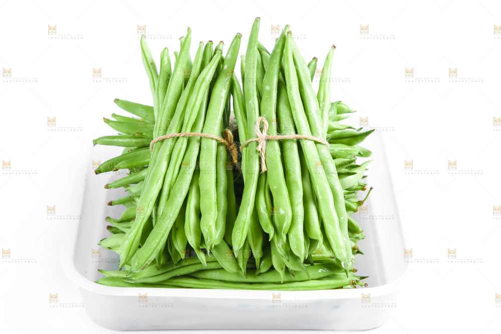 白底上放着一盘新鲜四季豆