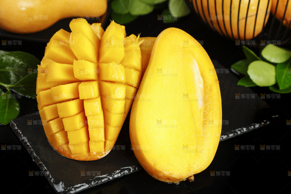 黑石板上放着切开的海南金煌芒