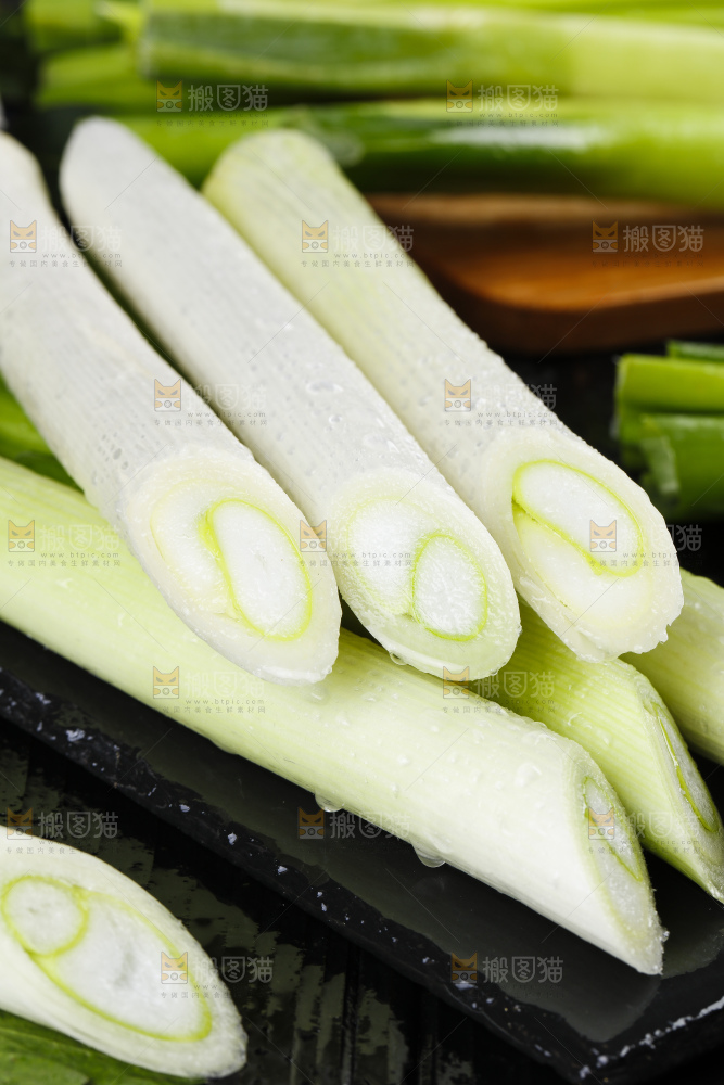 黑底上的新鲜大葱