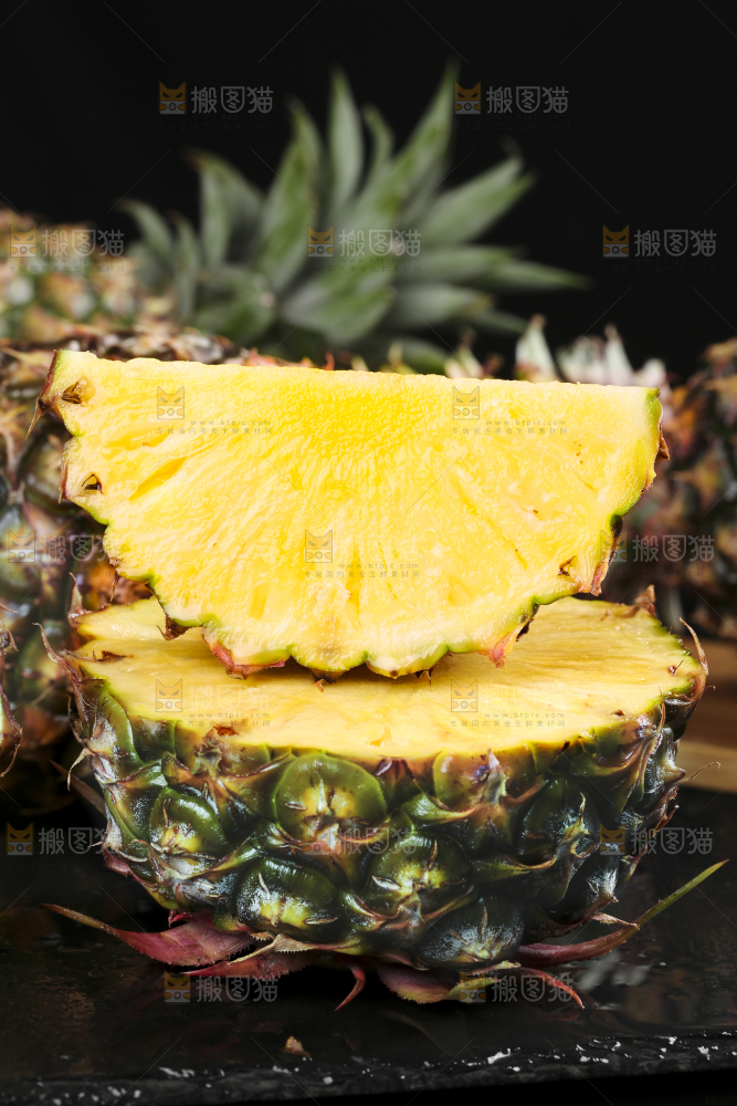 黑石板上放着切开的新鲜凤梨