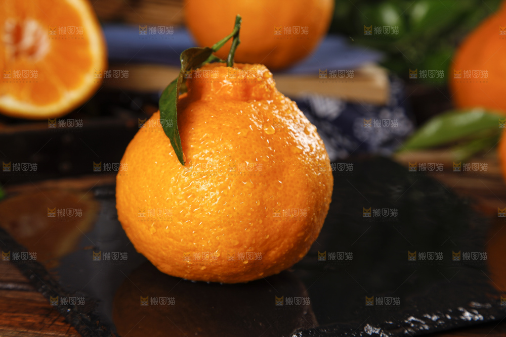 黑石板上放着新鲜丑柑