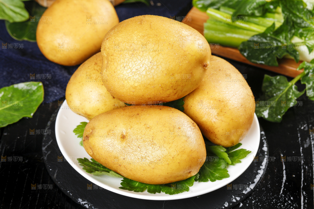 碟子里装着土豆
