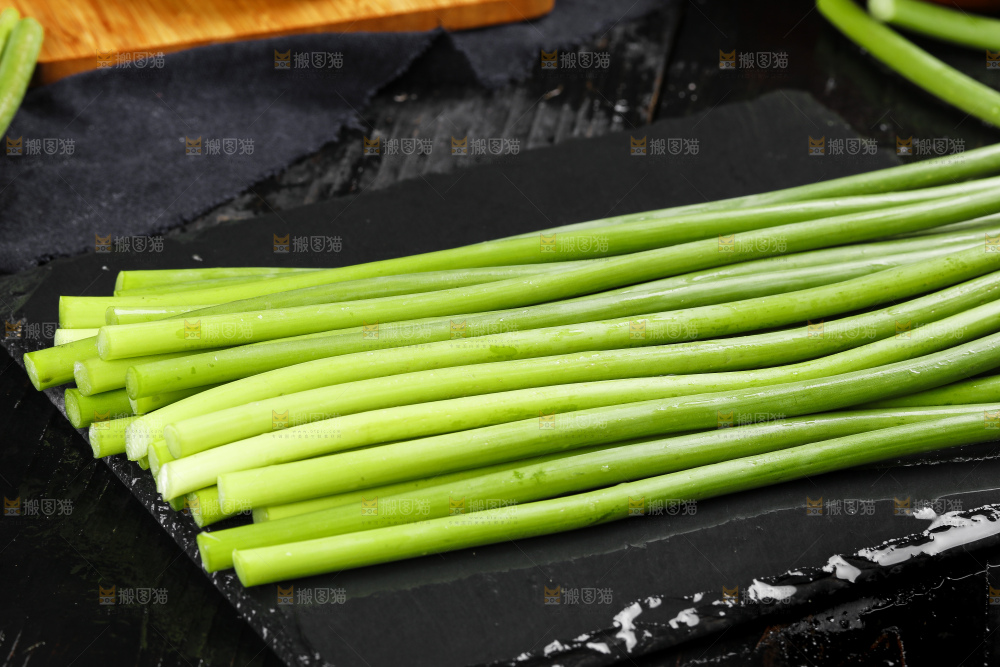 黑底上放着新鲜蒜苔