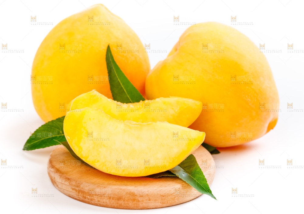 木板上放着黄桃