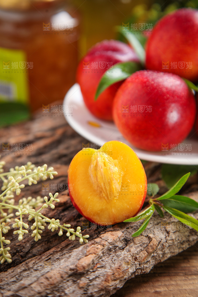 木底上摆放着黄肉油桃