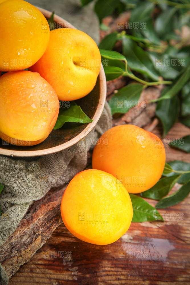 木底上摆放着黄油桃