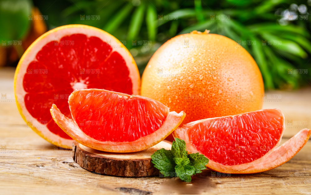 木底上摆放着红西柚