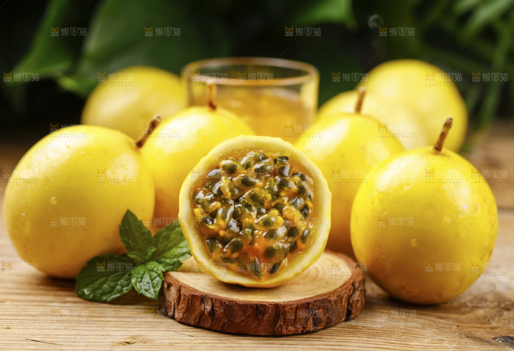 木底上摆放着黄皮百香果